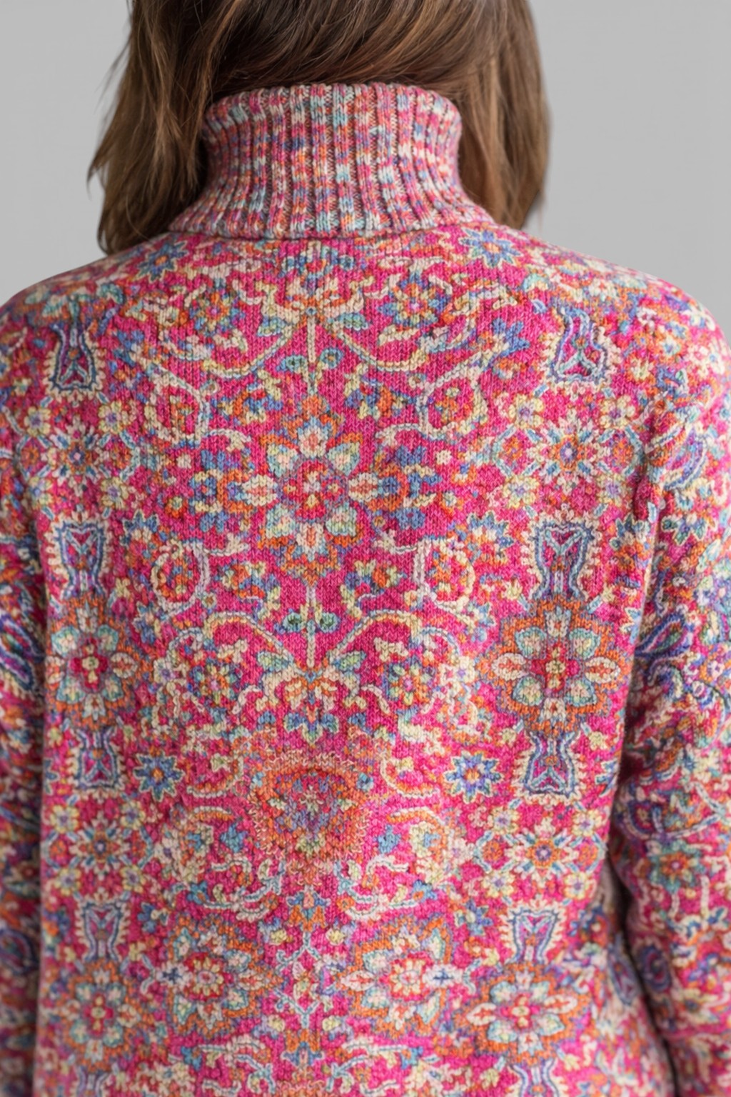 Claudia™ | Maglione floreale con collo alto