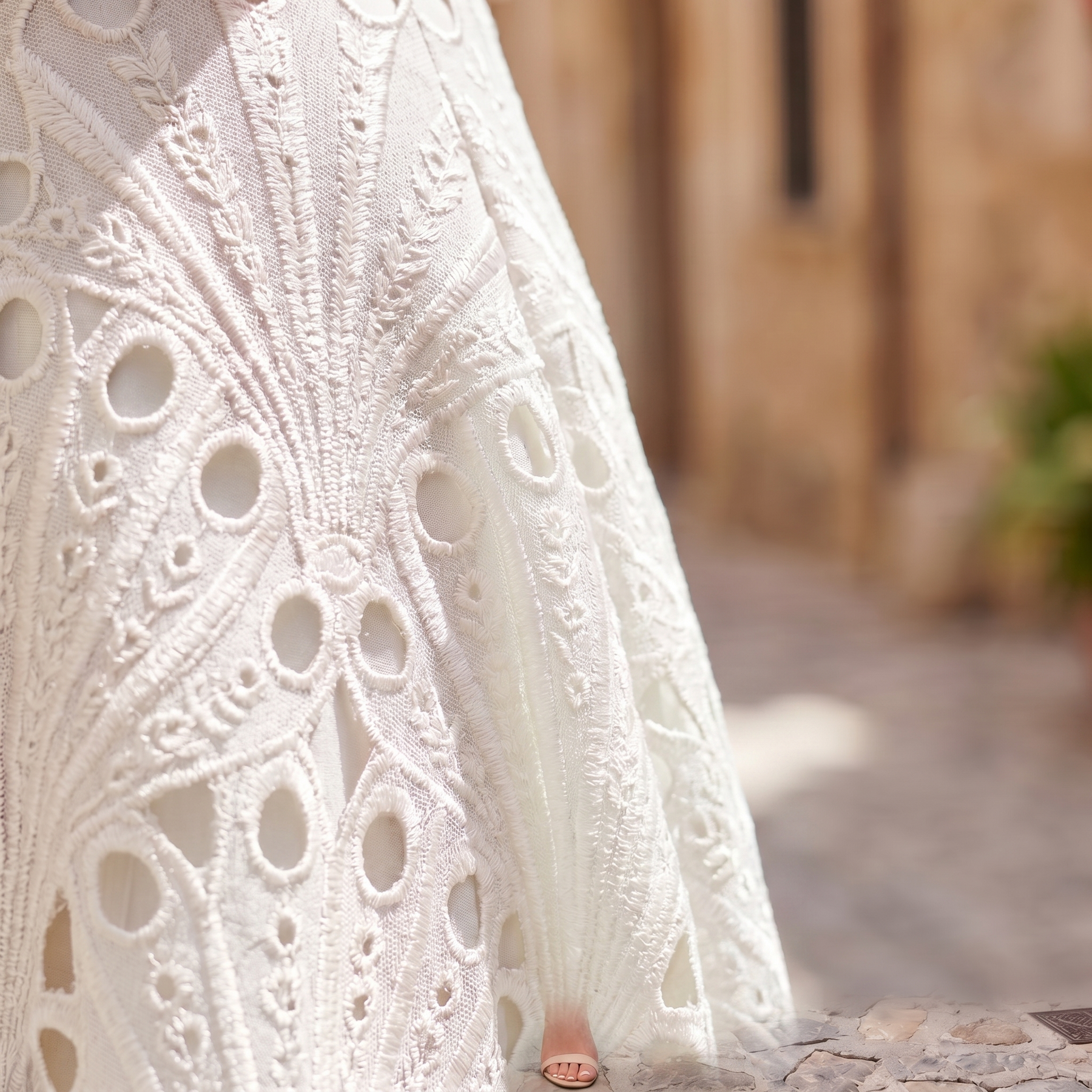 Charlisse – Pizzo sofisticato in vestito midi con collo alto