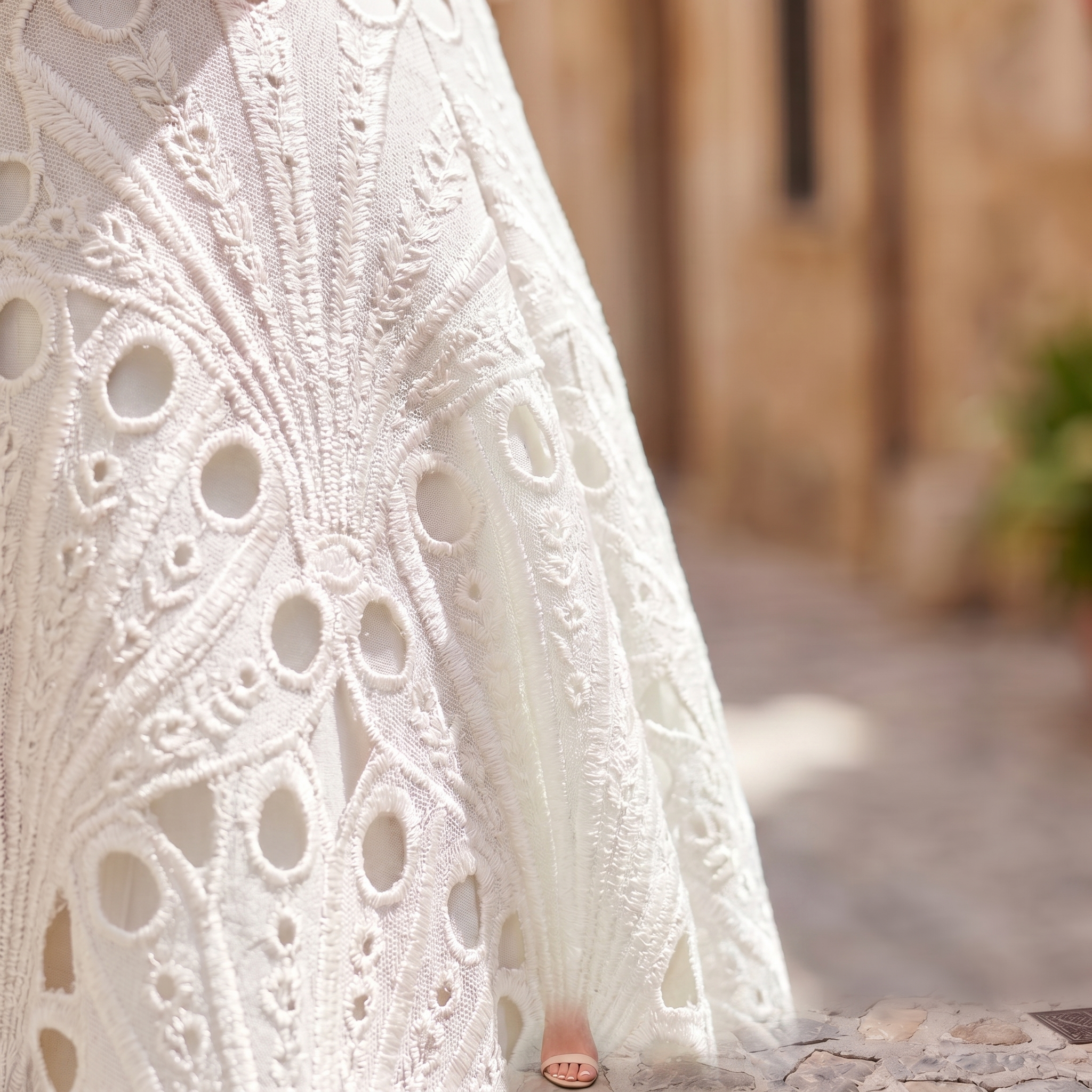 Charlisse – Pizzo sofisticato in vestito midi con collo alto