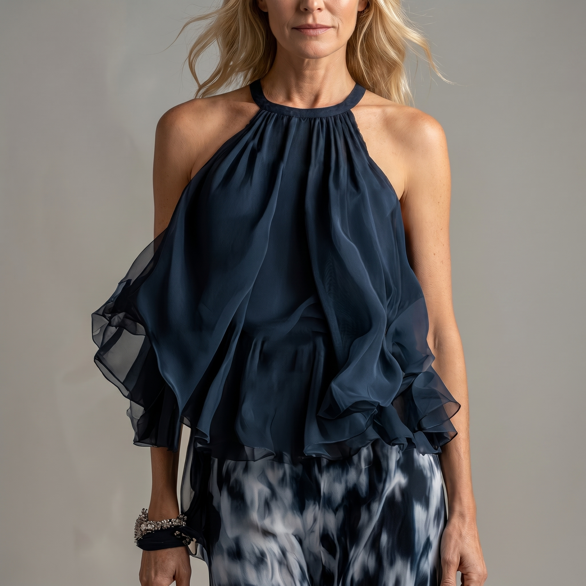 Ludovica - un elegante completo in chiffon che presenta una blusa a collo alto e pantaloni larghi stampati