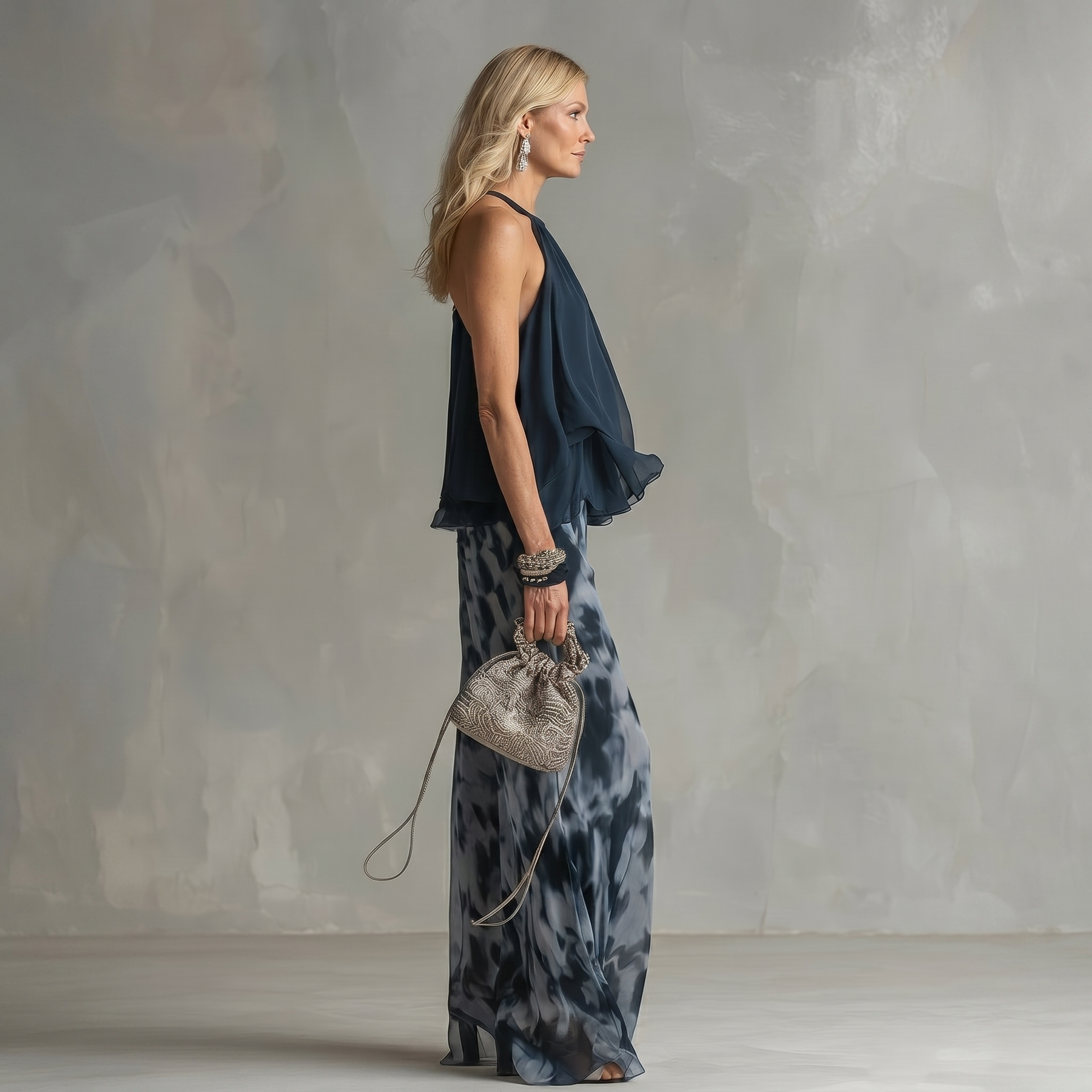 Ludovica - un elegante completo in chiffon che presenta una blusa a collo alto e pantaloni larghi stampati