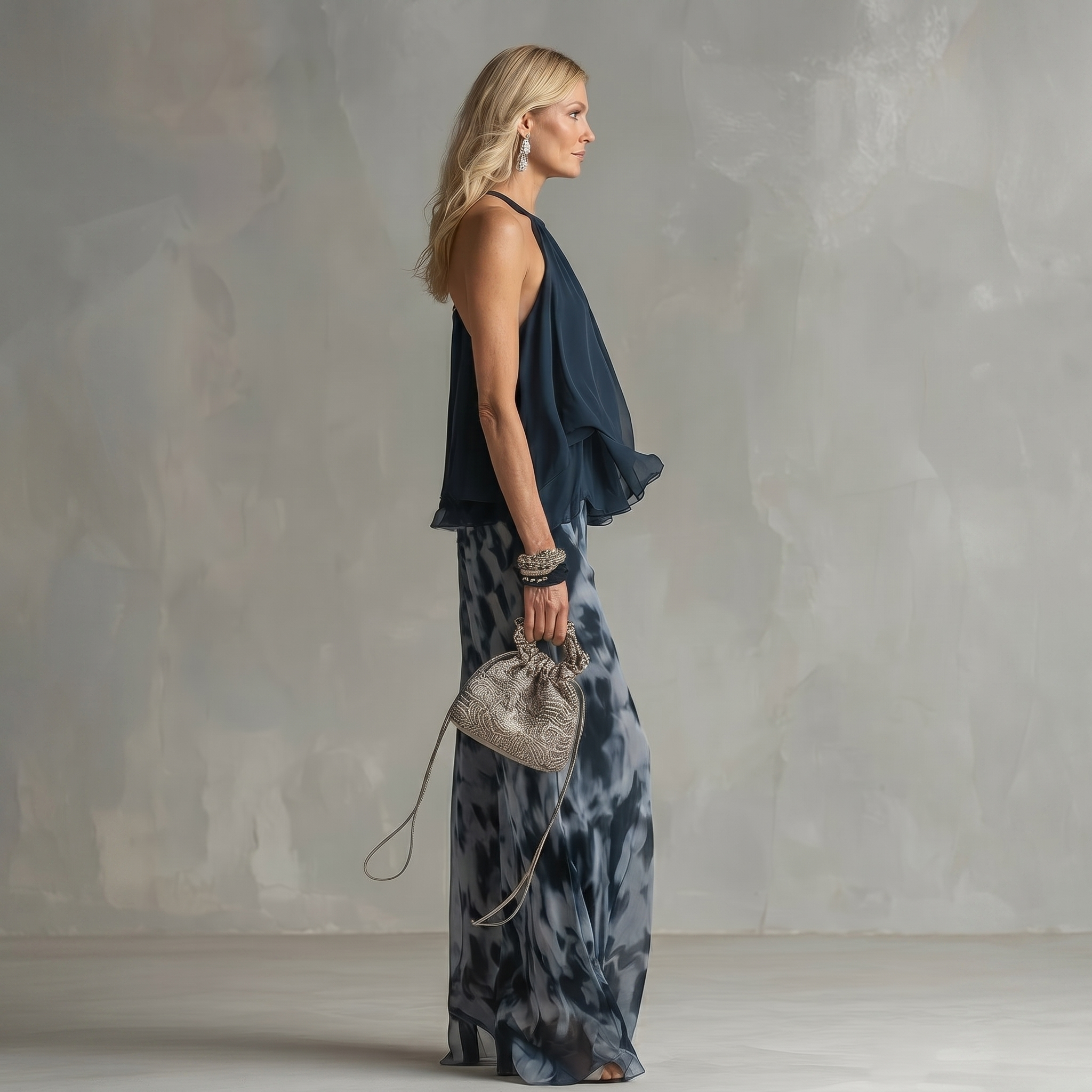 Ludovica - un elegante completo in chiffon che presenta una blusa a collo alto e pantaloni larghi stampati