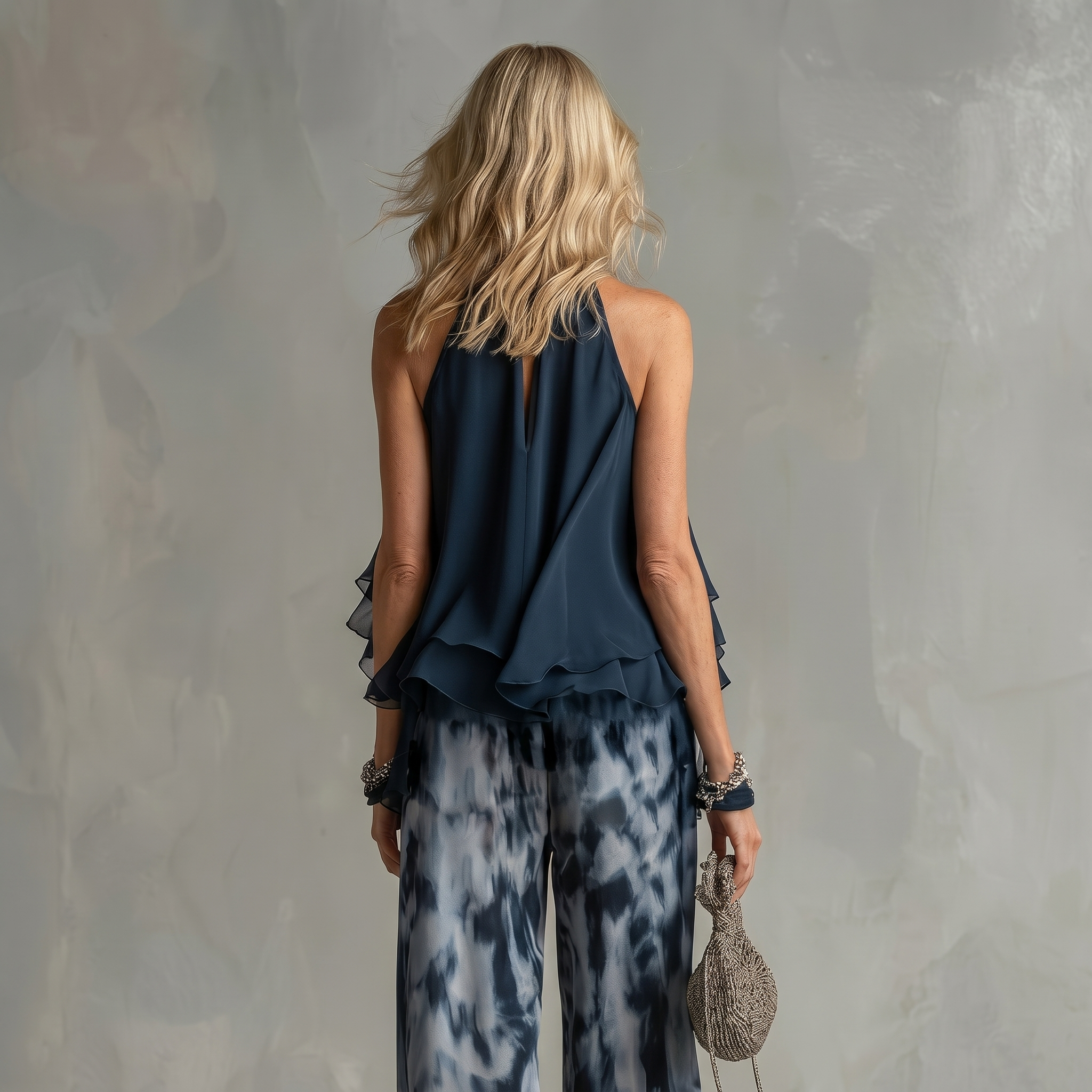 Ludovica - un elegante completo in chiffon che presenta una blusa a collo alto e pantaloni larghi stampati