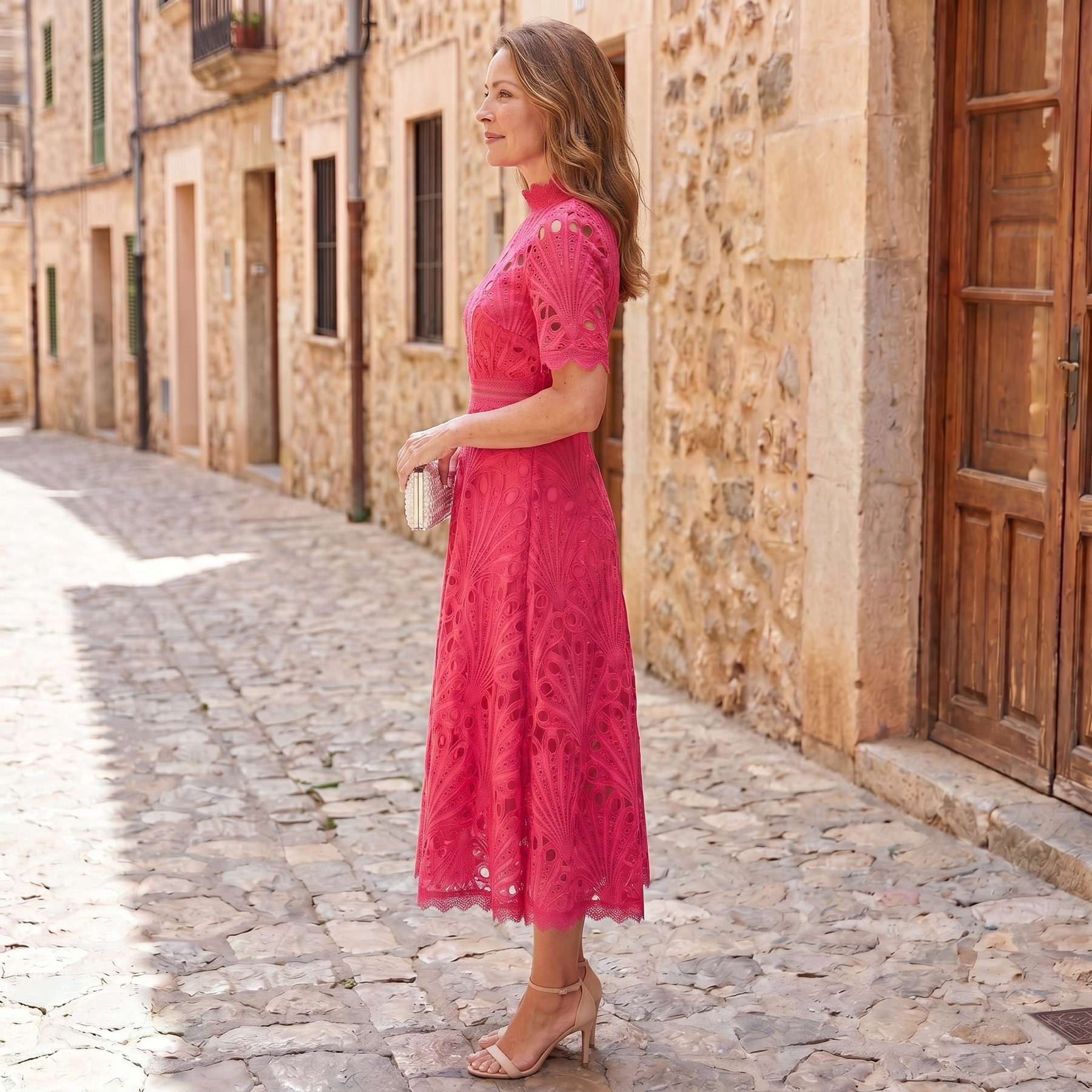 Charlisse – Pizzo sofisticato in vestito midi con collo alto