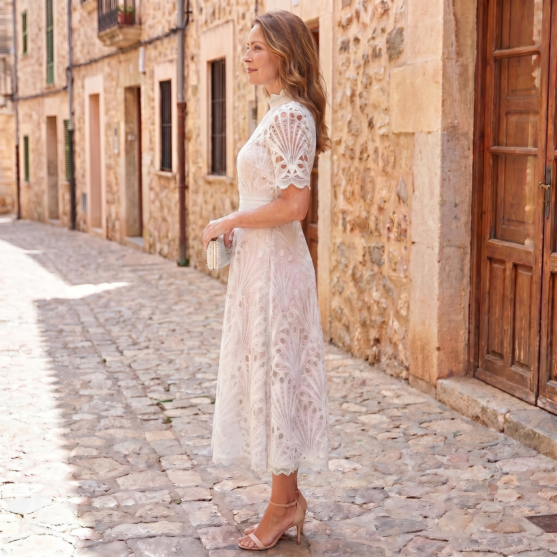 Charlisse – Pizzo sofisticato in vestito midi con collo alto
